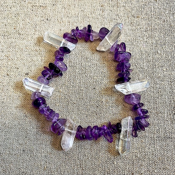 ⭐️ Gemstone Amethyst Chip and Quartz Crystals Purple Stretch Bracelet - Picture 2 of 5